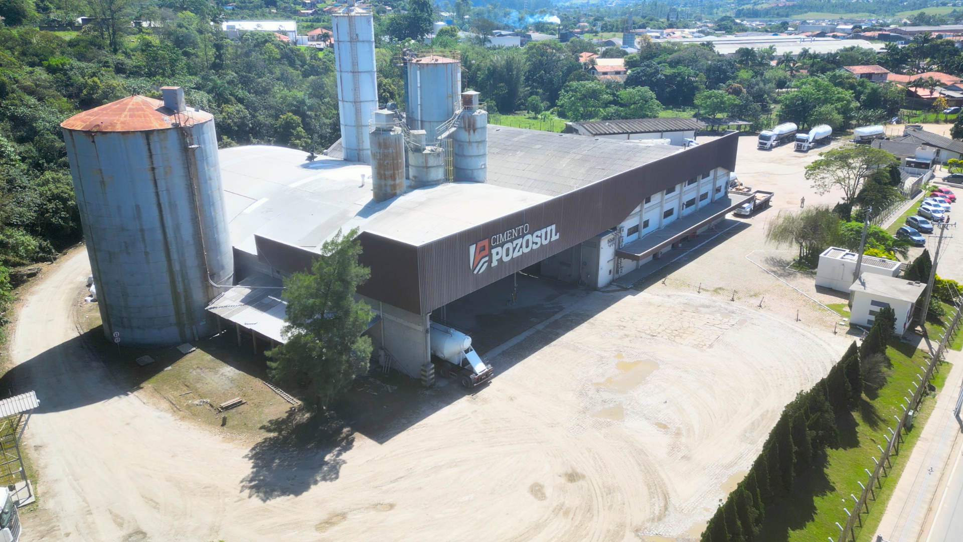 Vista aérea da Fábrica Cimentos Pozosul — Capivari de Baixo, SC